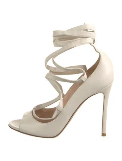 Pre-owned Gianvito Rossi Leather Pumps W/ Tags In White