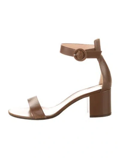 Pre-owned Gianvito Rossi Leather Sandals In Neutral