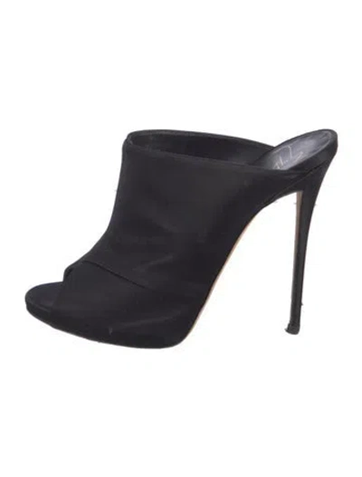 Pre-owned Gianvito Rossi Mules In Black