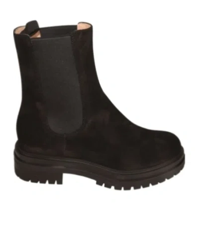 Gianvito Rossi Round Toe Ankle Boots In Black