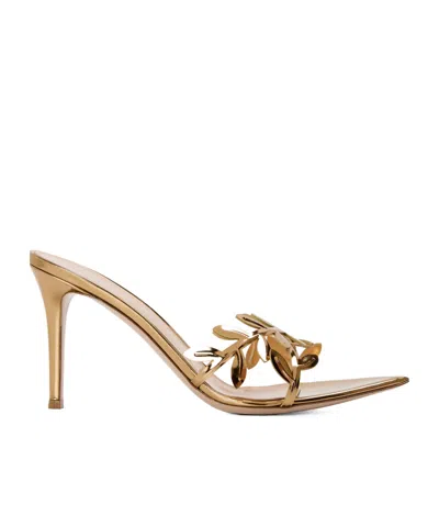 Gianvito Rossi Solid Color Heeled Mules In Nude