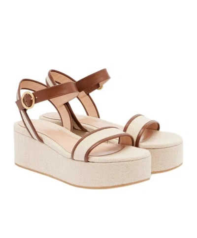Gianvito Rossi Solid Color Leather Sandals In Neutral