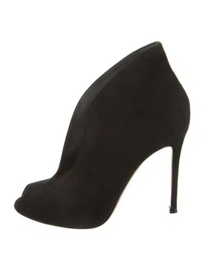Pre-owned Gianvito Rossi Suede Pumps In Black