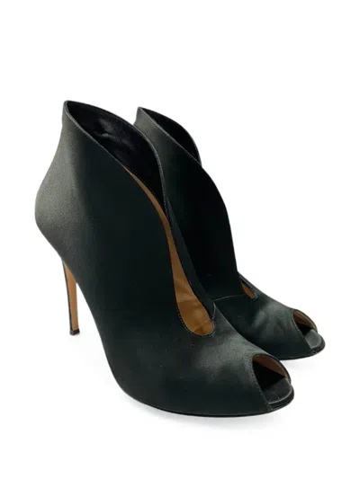Pre-owned Gianvito Rossi Vamp Peep-toe Pumps In Black