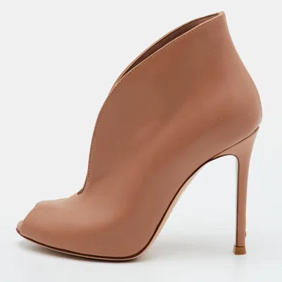 Pre-owned Gianvito Rossi Vamp Size 35 Beige Leather Booties In Sand
