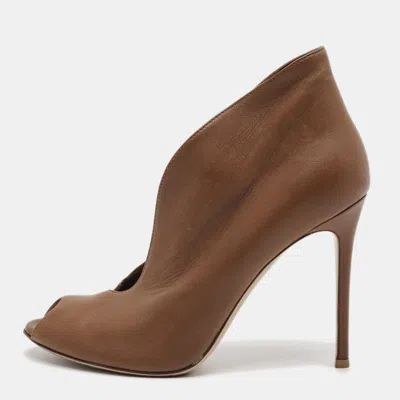 Pre-owned Gianvito Rossi Vamp Size 39 Brown Leather Peep Toe Booties
