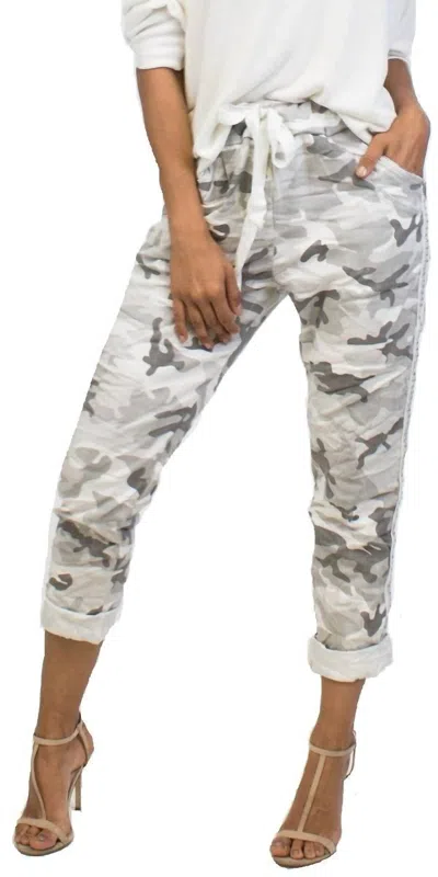 Gigi Moda Caterina Camo Slim Pants In White In Gray