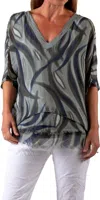 Gigi Moda Diana Wave Print Blouse In Olive In Gray