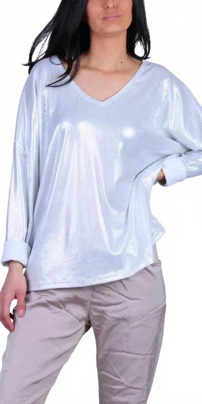 Gigi Moda Luminare V-neck Top In White In Blue
