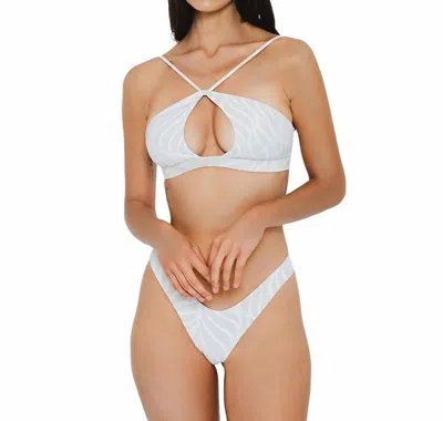 GIGIZARA ANOMIA HIGH CUT BOTTOM FLEXIBLE FIT & STREAMLINED STYLE IN WHITE