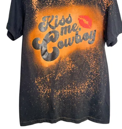 Gildan Kiss Me Cowboy Graphic Top In Black