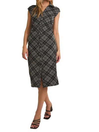 Gilli Collared Sleeveless Button Down Plaid Midi Dress In Grey-black Plaid In Gray