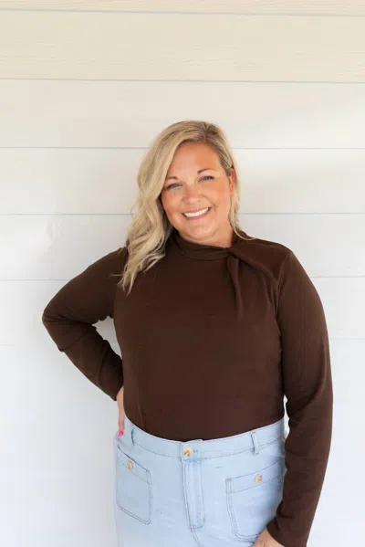 Gilli Forget Me Knot Long Sleeve Blouse In Brown