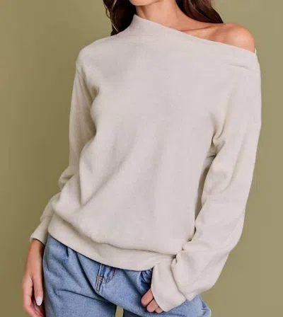 Gilli Long Sleeve Unbalanced Off-shoulder Top In Ivory In Multi