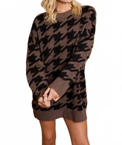 Gilli Oversized Sweater Mini Dress In Houndstooth In Brown