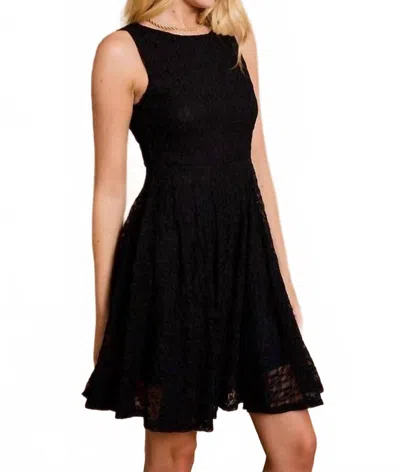 Gilli Sleeveless Back V-neck Textured Dress In Black
