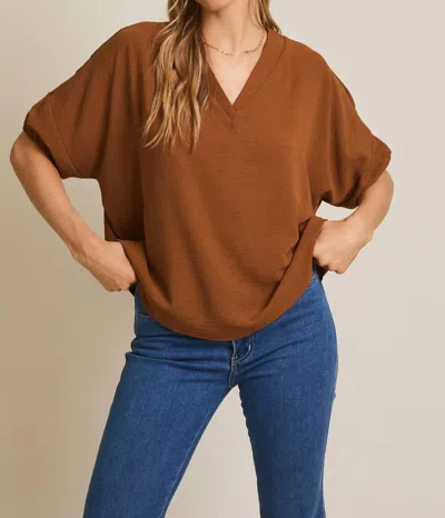 Gilli V-neck Puff Short Sleeve Top In Mocha In Brown