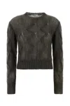 Gimaguas Cropped Cable Knit Long Sleeve Sweater In Gray