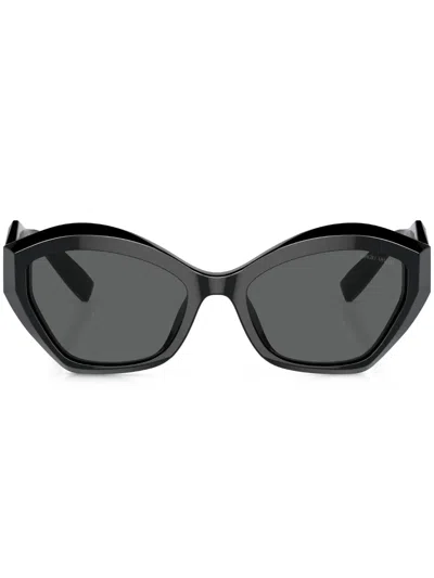 Giorgio Armani Sonnenbrille Mit Logo-schild In Black