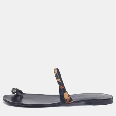 Pre-owned Giuseppe Zanotti Leopard Calfhair Crystal Embellished Toe Ring Flats Size 38.5 In Black