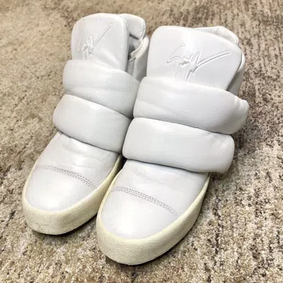 Pre-owned Giuseppe Zanotti White Leather Puff Strap Low Top Shoes