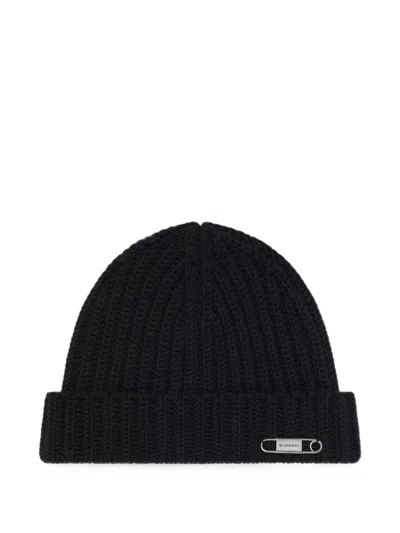 Givenchy Beanie In Wool With Pin In White
