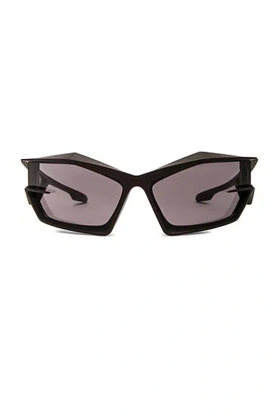 Givenchy Cat Eye Sunglasses In Black