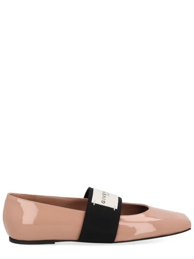 GIVENCHY FLATS ELABORADOS EN PIEL CON DISEÑO LISO, PUNTA CUADRADA Y LOGOTIPO DE LA MARCA EN EMPEINE
