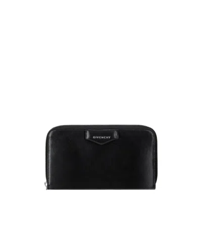 Givenchy Logo Plaque Leather Purse In Black