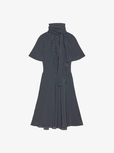 Givenchy Robe À Pois En Soie Avec Lavallière Et Détail 4g In Blue