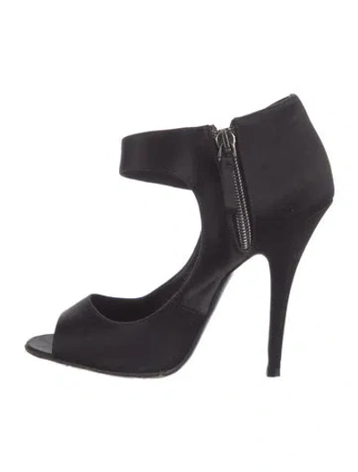 Pre-owned Givenchy Pumps In Black/blue