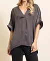 GLAM V-NECK HIGH-LOW TOP IN CHARCOAL