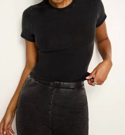 Good American Jeanius Fitted Tee In Black001