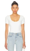 GOOD AMERICAN SCUBA SCOOP CROP TEE