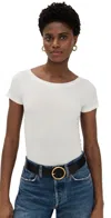 GOOD AMERICAN SHORT SLEEVE BOATNECK TEE CLOUD WHITE001