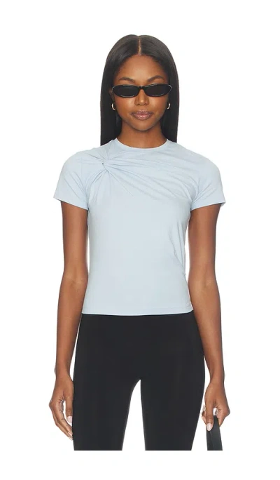 Good American Super Stretch Twist Tee Shirt In Sky