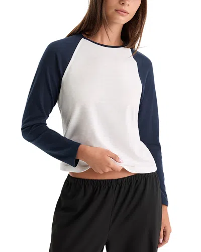 Good American The Long Sleeve Raglan Tee In Chalk