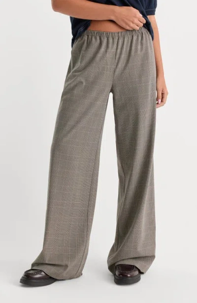 Good American The Pull On Plaid Wide Leg Trousers In Gray