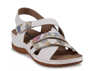 Good Choice Dalary Wedge Sandal In White