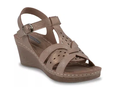 Good Choice Darry Wedge Sandal In Gold