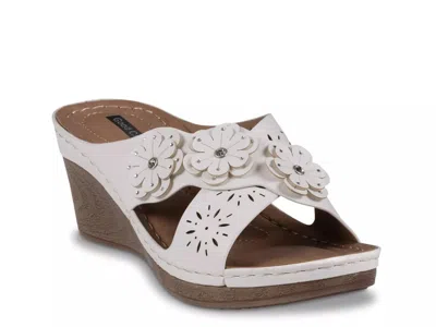Good Choice Miller Wedge Sandal In White