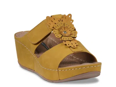 Good Choice Talia Wedge Sandal In Yellow