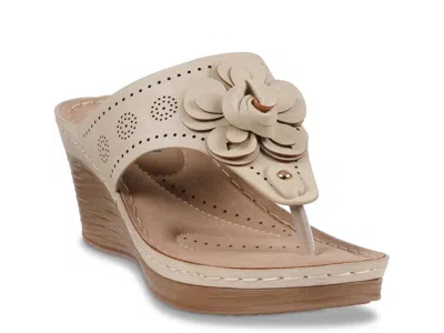 Good Choice Willa Wedge Sandal In Gold
