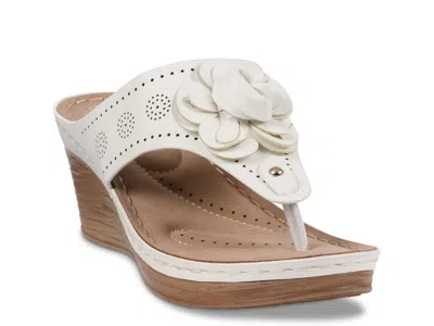 Good Choice Willa Wedge Sandal In White
