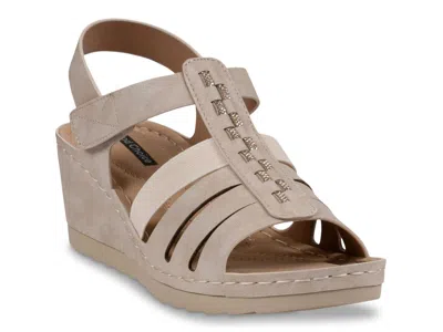 Good Choice Yuna Wedge Sandal In Neutral