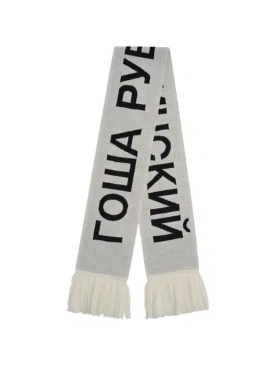 Gosha Rubchinskiy Logo-knit Fringed Scarf In Gray