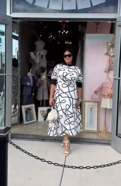Gracia Rope Chain Print Dress In White Black In Multi
