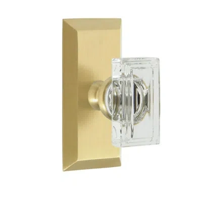 Grandeur Fifth Avenue Short Plate Privacy With Carré Crystal Door Knob In Satin Brass