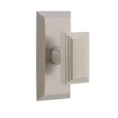 Grandeur Fifth Avenue Short Plate Single Dummy With Carré Door Knob In Satin Nickel
