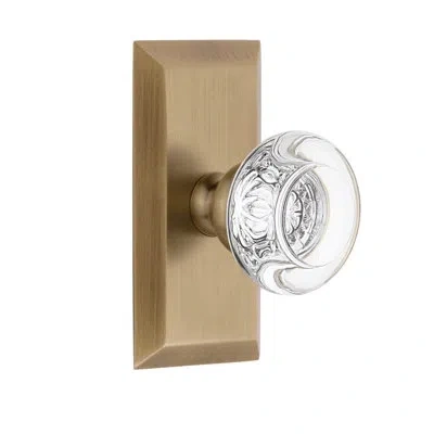 Grandeur Fifth Avenue Short Plate With Bordeaux Crystal Knob In Satin Brass